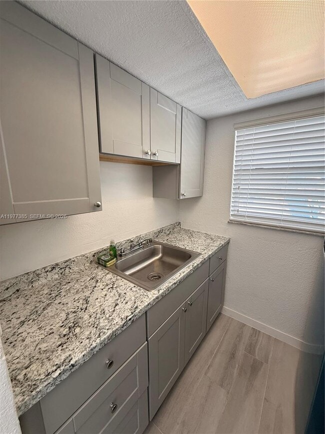 Building Photo - 1629 NW N River Dr