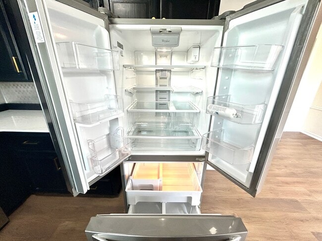 Building Photo - Well appointed 2 bed, 2.5 bath Townhouse