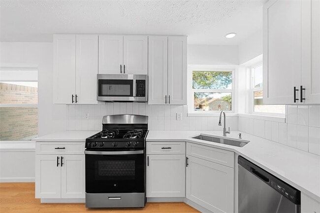 Building Photo - 16307 Essex Cove