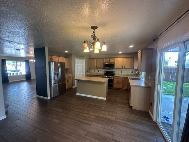 Building Photo - "Spacious 4-Bedroom Gem with 2.5 Bathrooms...