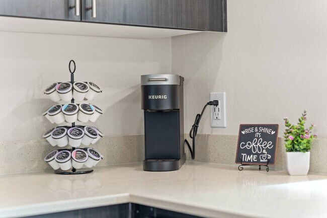 Building Photo - 711 W Broadway Rd