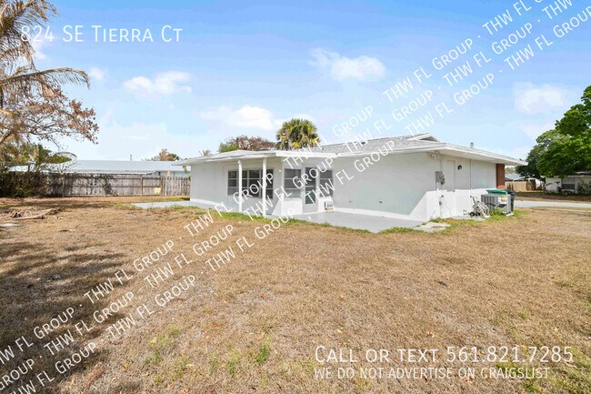 Building Photo - 824 SE Tierra Ct