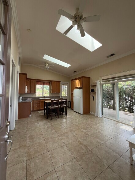 Building Photo - 12743 Larchmont St