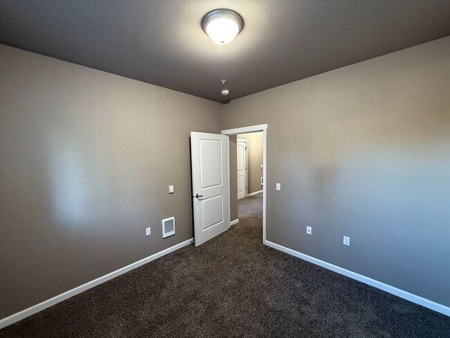 Building Photo - 4255 Hawthorne Ave NE