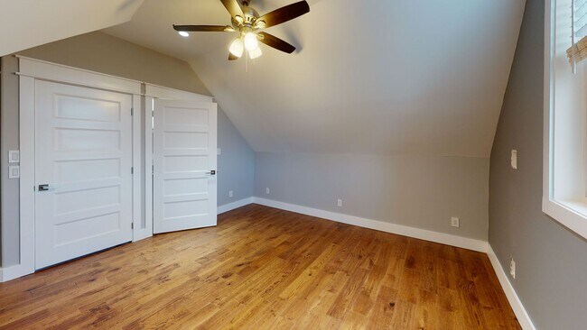 Building Photo - 5BR/3BA Unit in Fort Sanders Duplex | Walk...