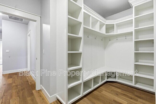 Building Photo - 3761 W Renhold Dr