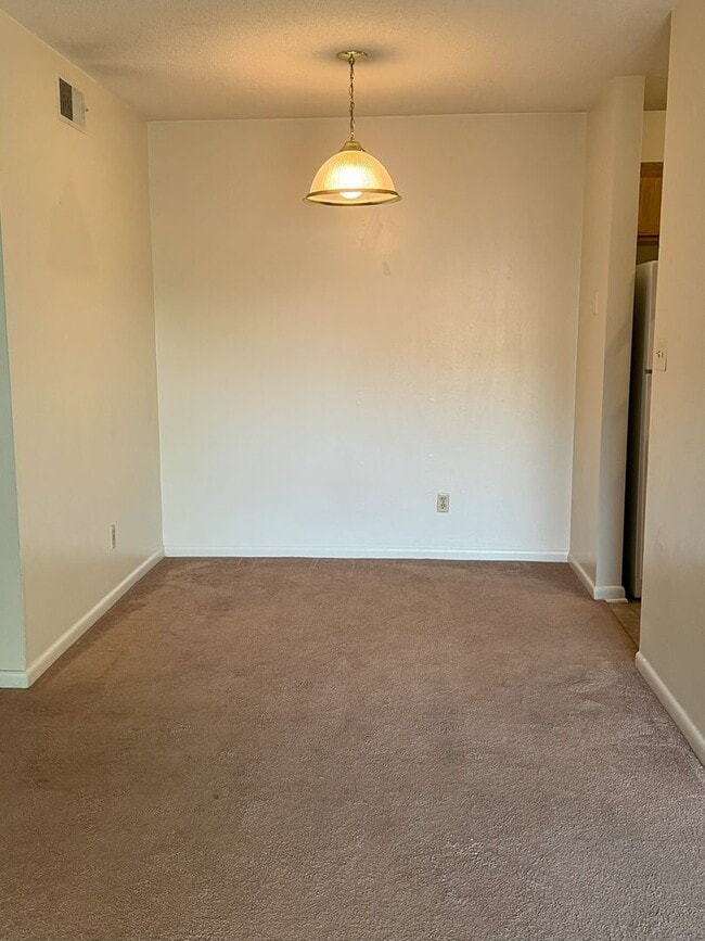 Building Photo - 1 Bedroom 1 Bath Balcony Apartment Available