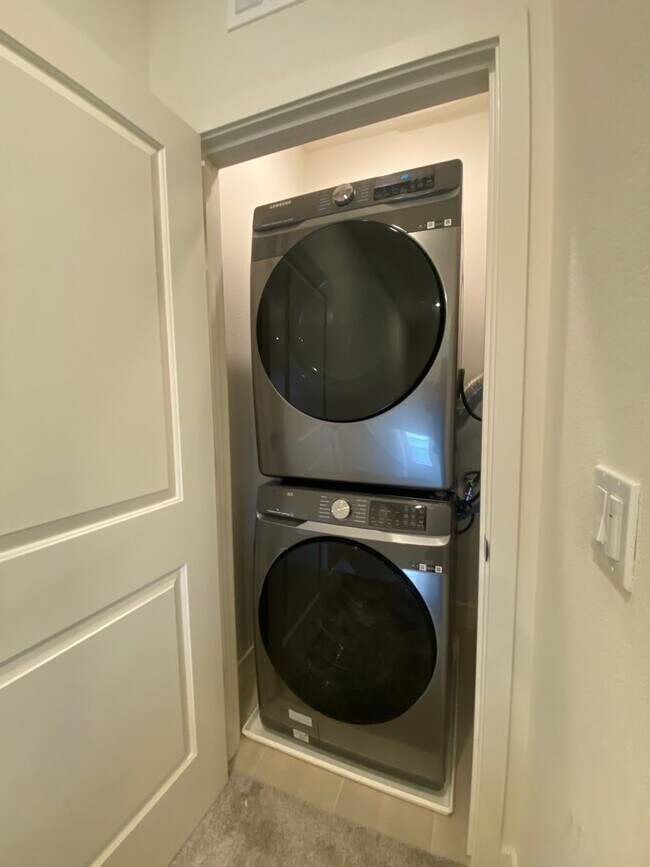 Building Photo - Boulevards End Unit Townhouse, 3 Bed / 2.5...