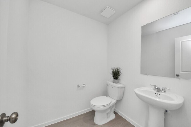 Building Photo - 3012 Sunrise Dr