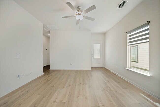 Building Photo - Modern 3BR Home with Open Floor Plan in Ponder, TX