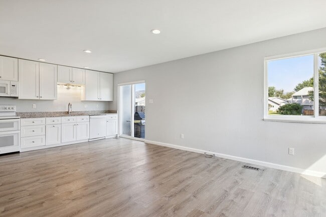 Building Photo - Beautifully Renovated 3bed / 2bath in PRIM...