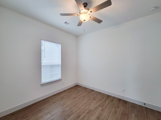 Building Photo - 5023 Golden Peach Rd