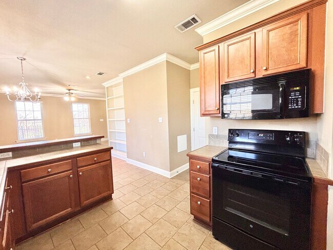 Building Photo - Three Bedroom Townhouse in Gated Community...