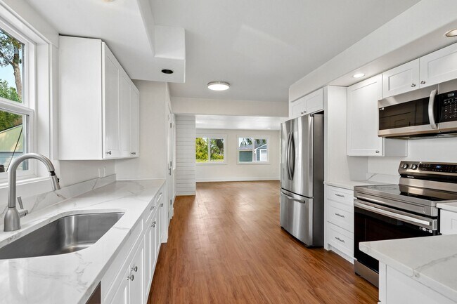 Building Photo - 131 E 70th St