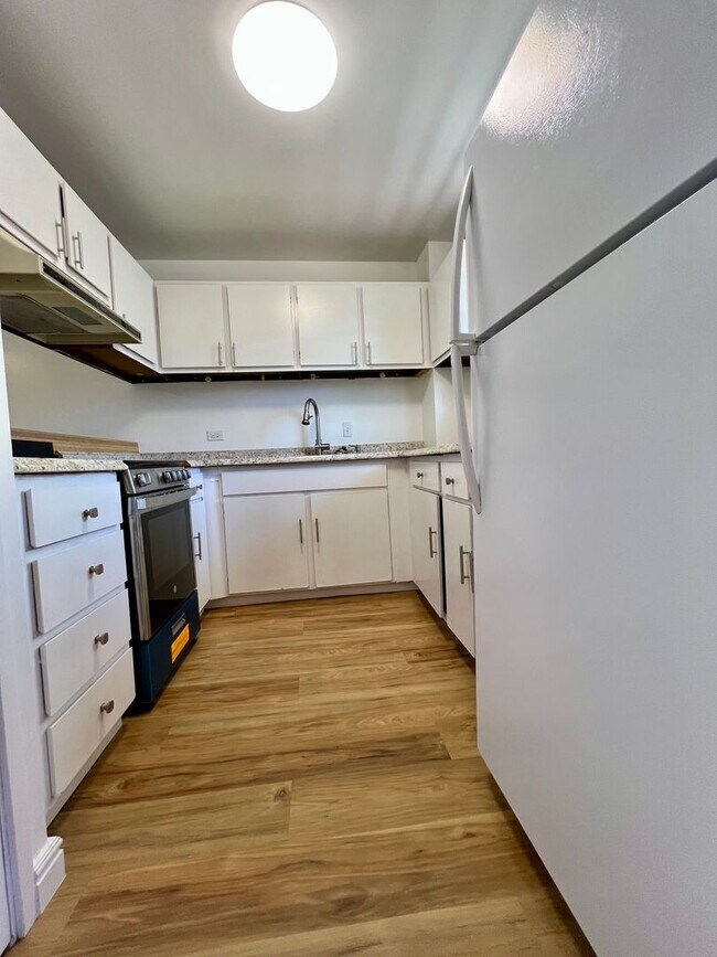 Building Photo - Convenient 2/2/1 with Lanai