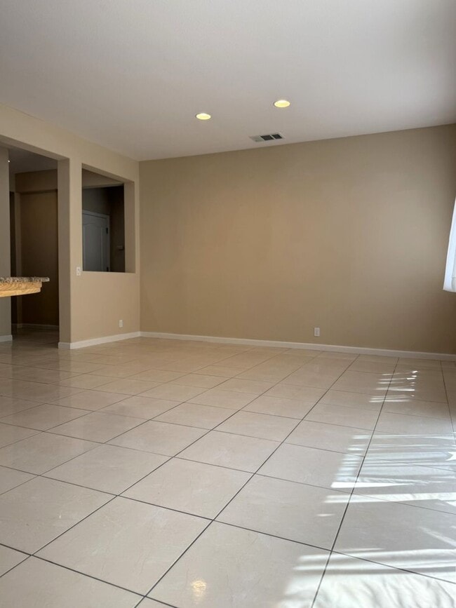 Building Photo - Available NOW and a Must SEE!
