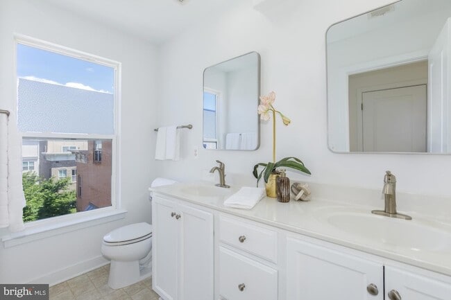 Building Photo - 4548 Longfellow St