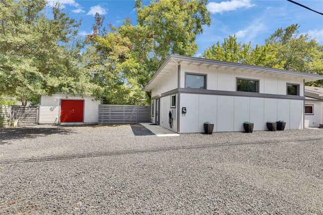 Building Photo - 1515 Bluebonnet Ln