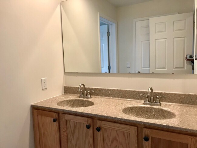 Double sinks in main bath - 1004 N Division St