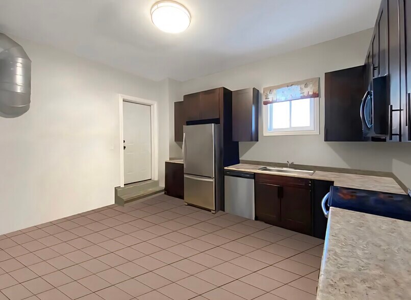 Building Photo - 7055 N Clark St