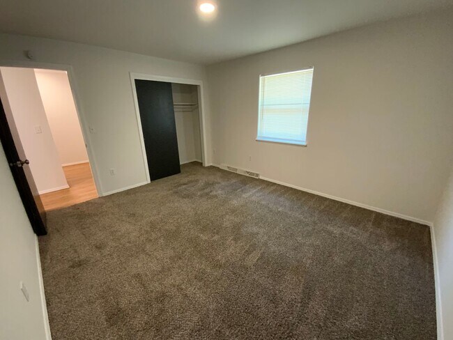 Building Photo - 409-411 Brewer Dr