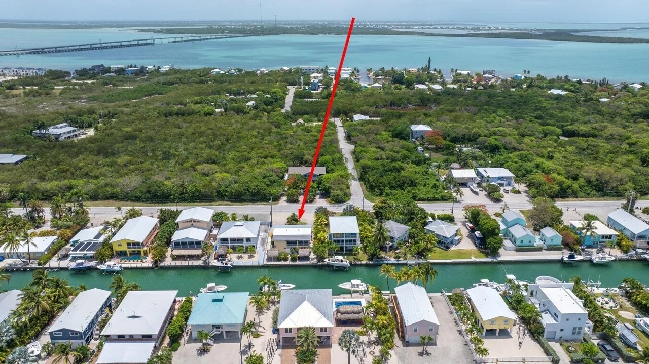 Building Photo - 596 W Shore Dr