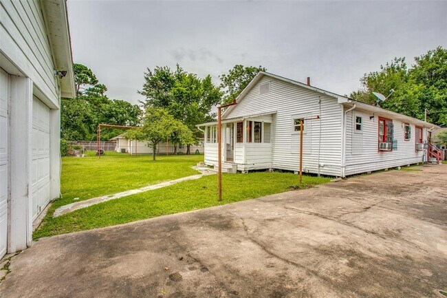 Building Photo - 7119 Farnsworth St