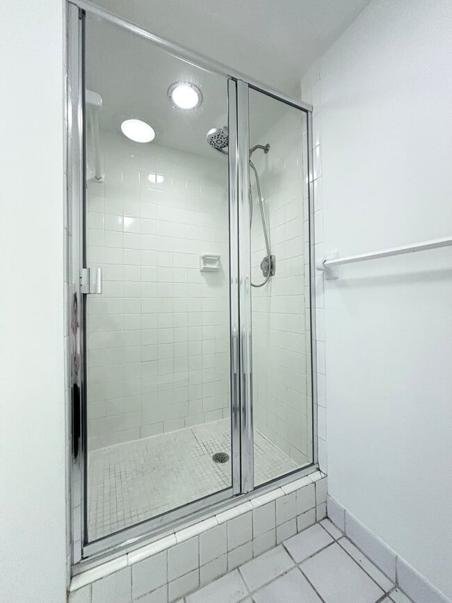 Building Photo - 55+ Community 2/2, Free Water, Pool, Exercise Room