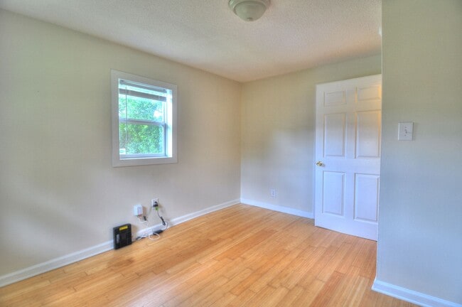 Building Photo - Cute 2 bedroom - Close to Downtown Carrboro and UNC!