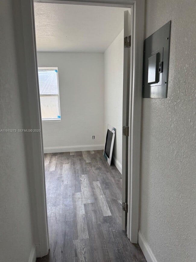 Building Photo - 46 S Oleander Ave