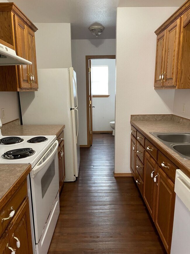 Building Photo - 2 Bedroom 1 Bathroom Ground floor unit close to MSSU! DOWNSTAIRS UNIT!!!