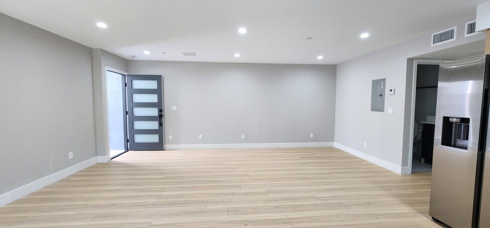 Building Photo - 5725 Klump Ave
