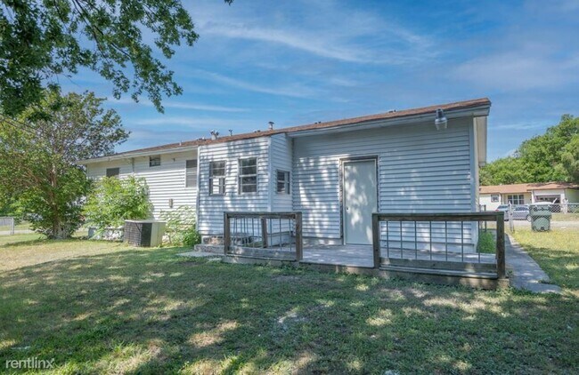 Building Photo - 3 br, 1 bath House - 1302 N W S Young Dr