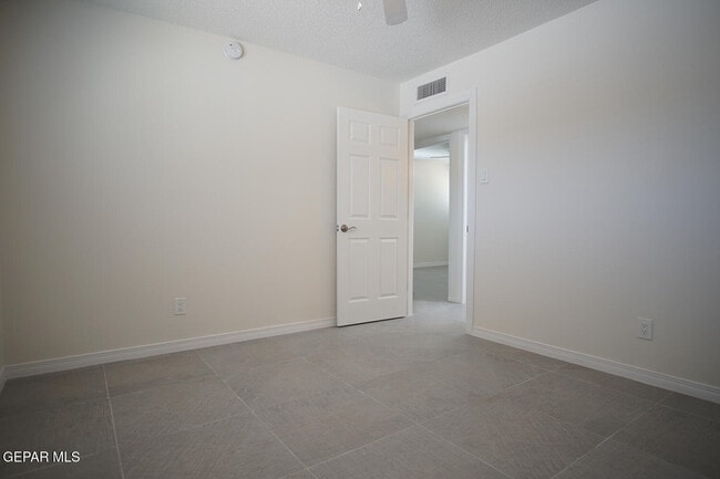 Building Photo - 4573 Bobolink Way