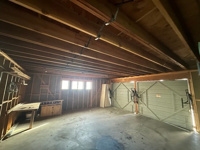 Building Photo - 3 bedroom 3 bath