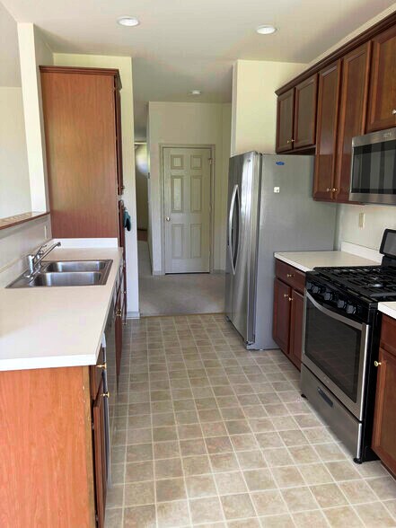 Building Photo - 3047 Village Dr