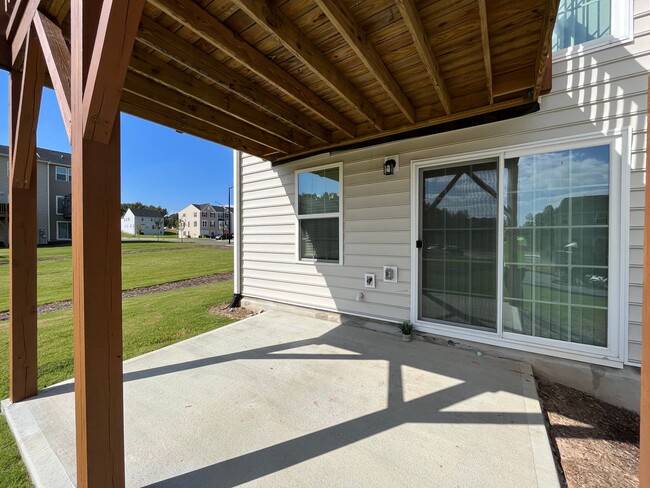 Building Photo - Amazing 3BD, 2.5BA End-Unit Townhome with 4th Bonus Room in the Heart of Durham