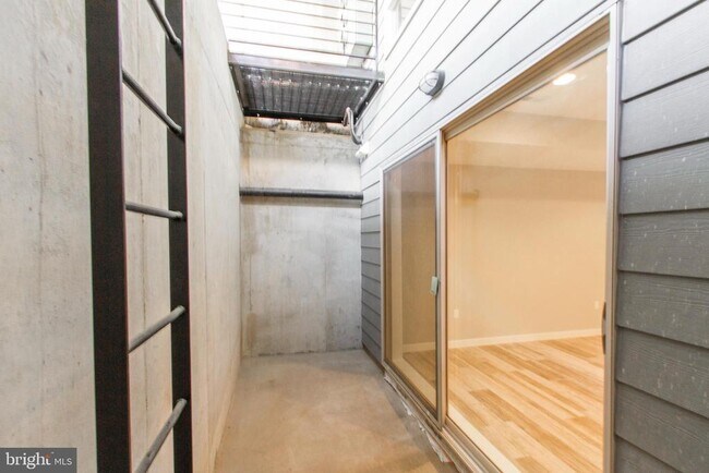 Building Photo - 2103 Christian St