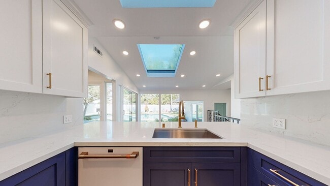 Building Photo - 5 bedroom, 5.5 bath, 4800 sq ft Prime Studio City Home with Pool and Hollywood Hills views