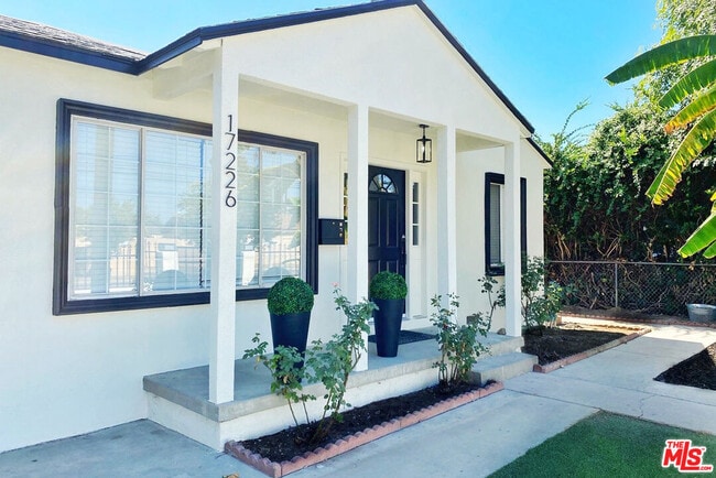 Primary Photo - 17226 Vanowen St