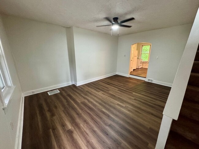 Building Photo - Spacious 1 Bed 1 Bath Home!