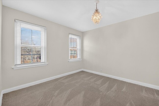 Building Photo - 923 S Hanley Rd