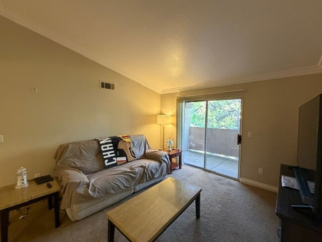 Building Photo - A Fantastic and Super Clean 1 Bedroom, 1 Bathroom upstairs unit.