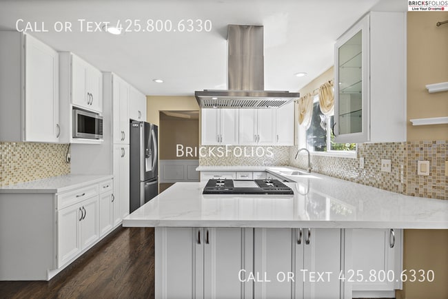 Building Photo - Luxurious 5-bedroom home in Sammamish with...