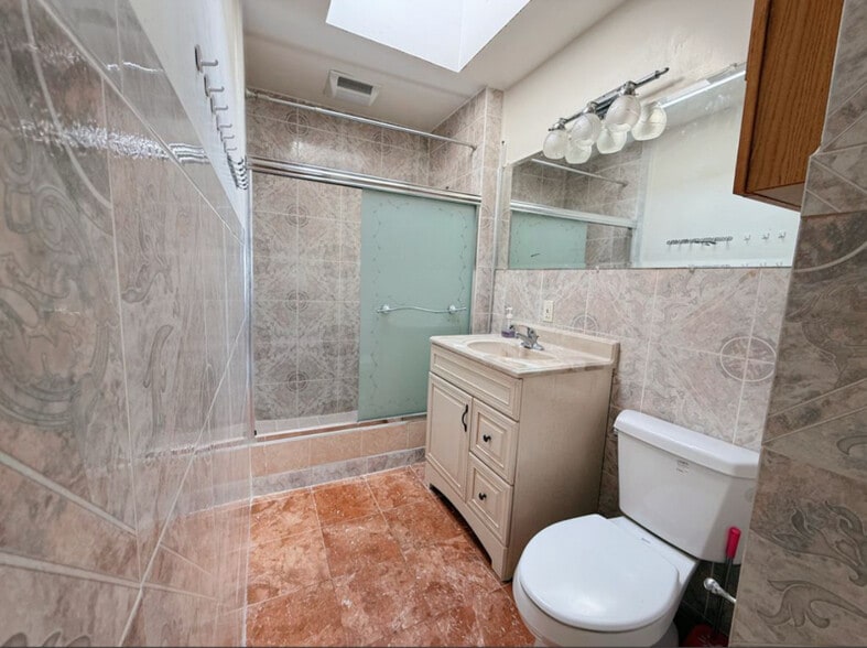 Building Photo - 307 Teddy Ave