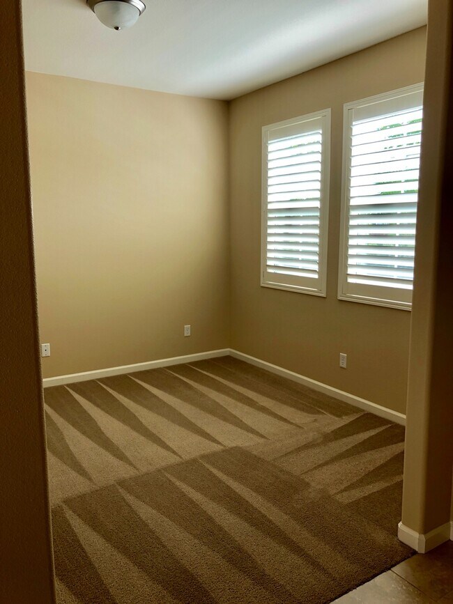 Building Photo - 2404 N Chardonnay Pl