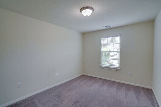 Building Photo - 14005 Hedera Dr