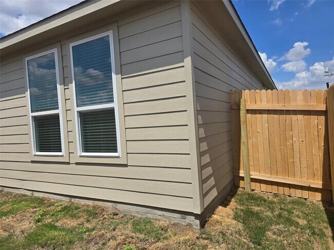 Building Photo - 229 Mets Wy