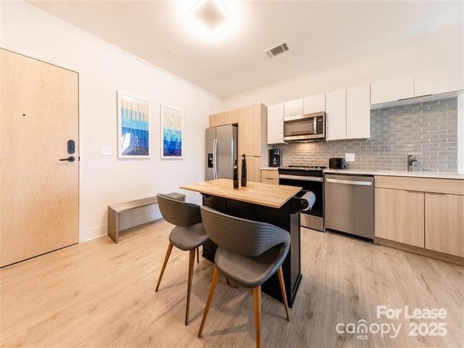 Building Photo - 1824 N Brevard St