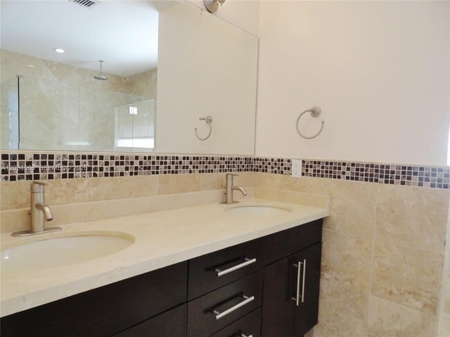 Building Photo - 4950 San Amaro Dr